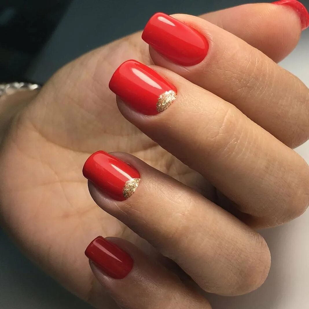 маникюр с красным цветом. красный квадратный маникюр. красные ногти. красные матовые ногти. красный маникюр 2023 квадрат.