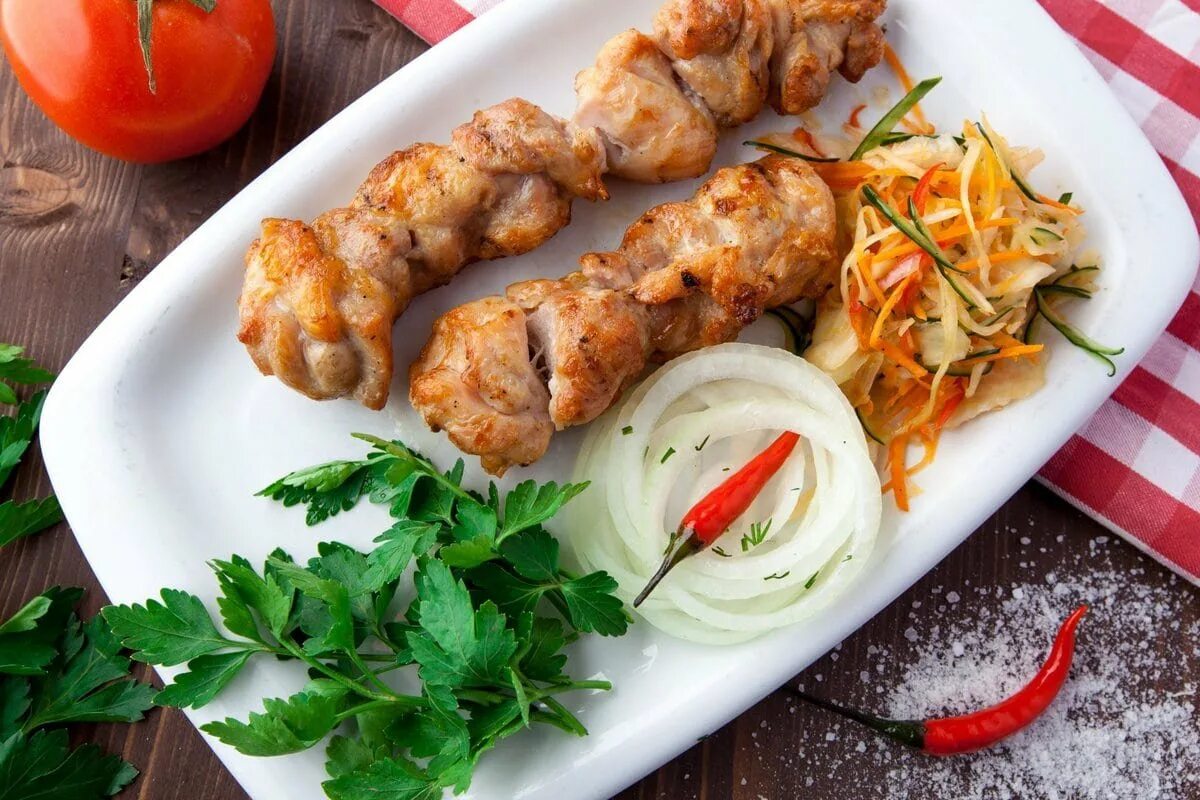 Рецепт шашлыка из филе курицы на мангале. Шашлык из курицы. шашлык из куры. куриная мякоть шашлык. сочный куриный шашлык.