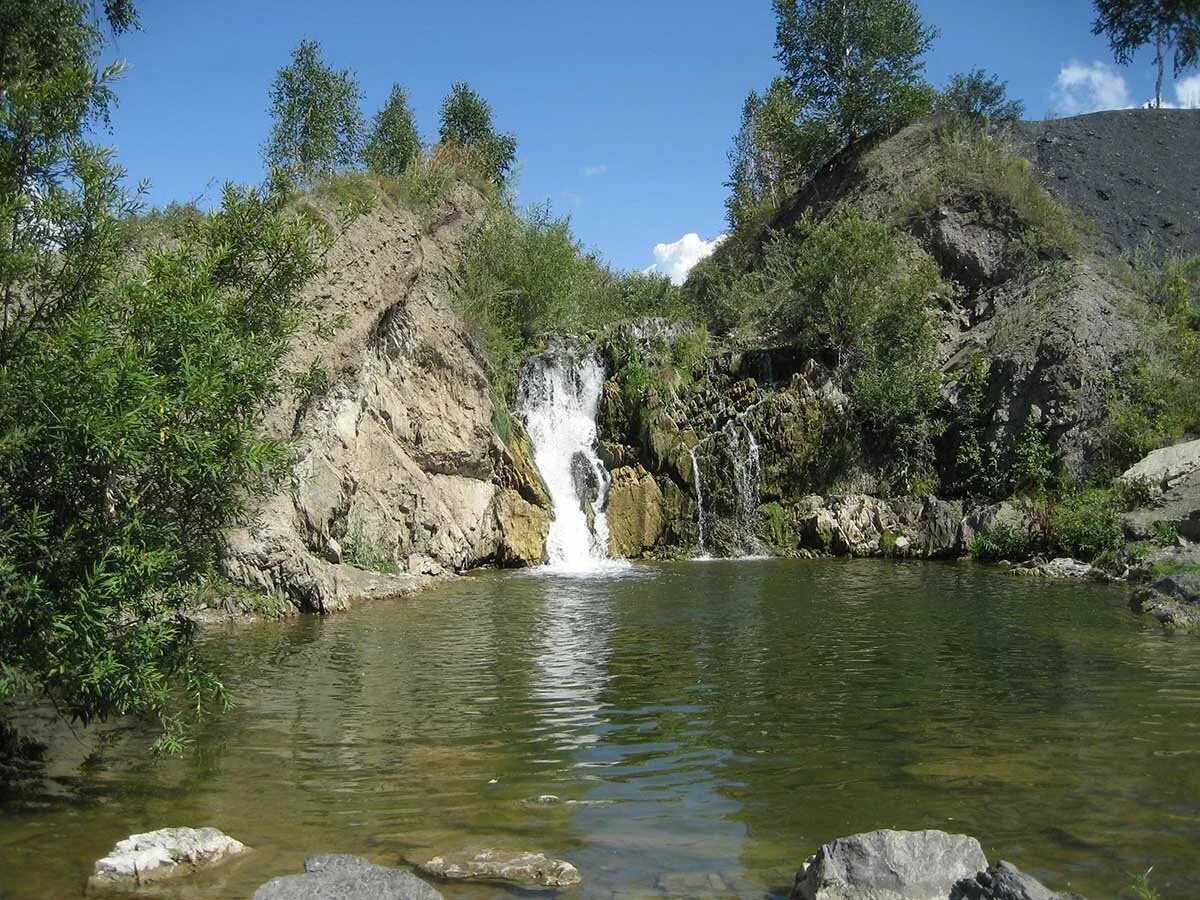 Природные достопримечательности новосибирска. Беловский водопад Искитимский район. Беловский водопад Новосибирская область. Бердские скалы Искитим. Памятники природы НСО Беловский водопад.