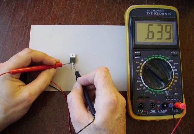 Прозвонка транзистора мультиметром. Tip36c прозвонка мультиметром. Мультиметр прозвонка диодов. Тестер мультиметр транзистор диод. Как проверить д т