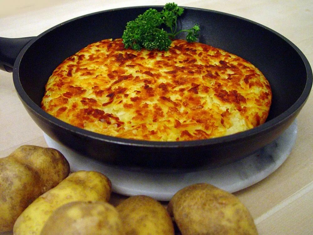 Решти из картофеля по швейцарски. Rösti (рёшти). рёшти швейцария. швейцарские картофельные рёшти. рёшти по швейцарски.