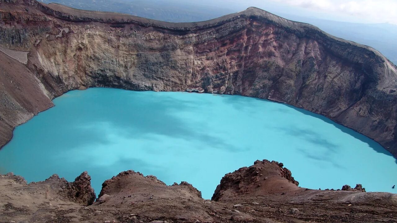 Озеро в вулкане камчатки. Озеро малый Семячик, Камчатка. Малый Семячик кислотное озеро в вулкане. Кратерное озеро вулкана малый Семячик. Озеро в кратере вулкана на Камчатке.