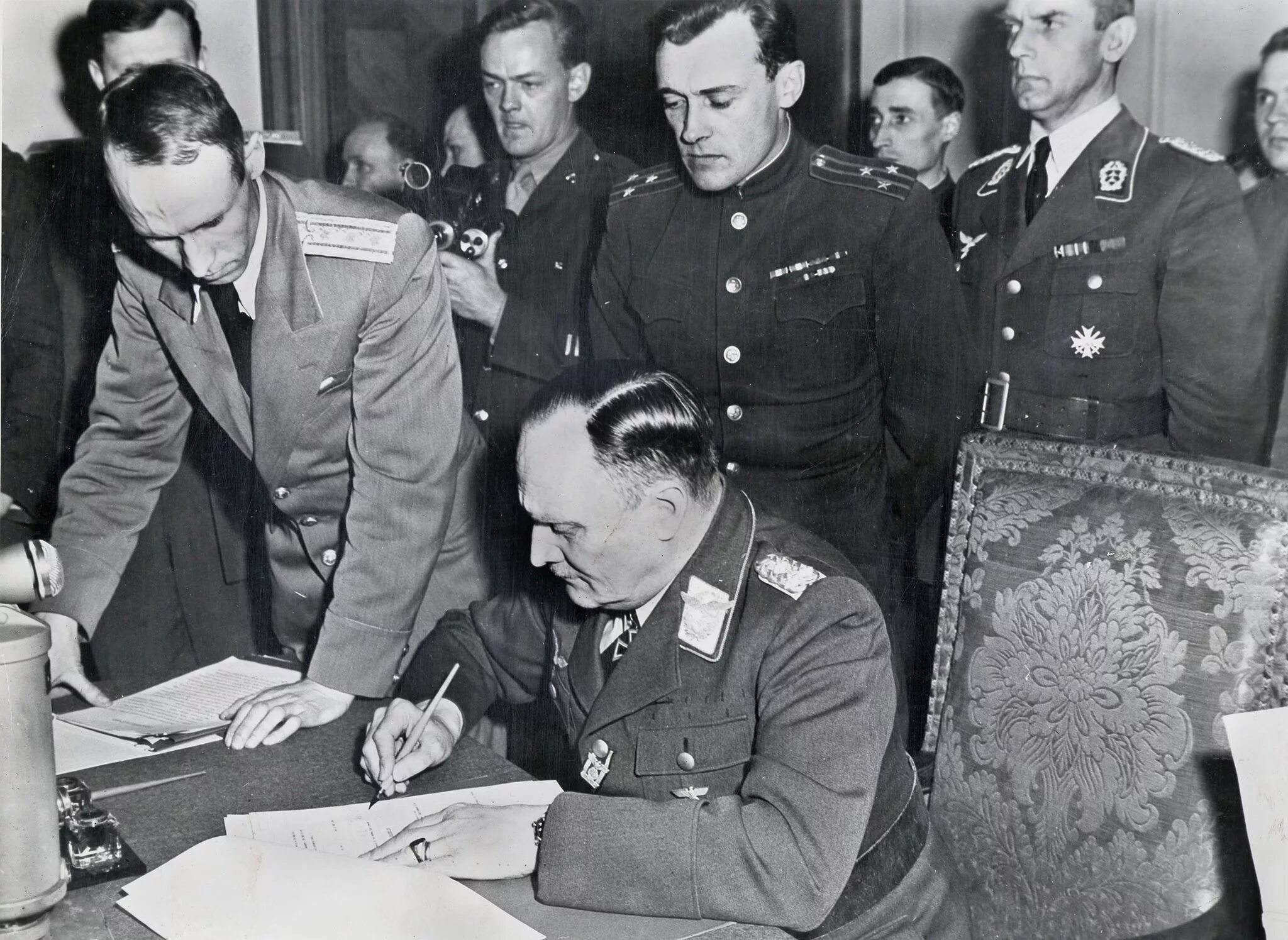 Когда капитулировала германия. Жуков подписание капитуляции Германии 1945. Генерал Эйзенхауэр капитуляция Германии. Штумпф генерал полковник.
