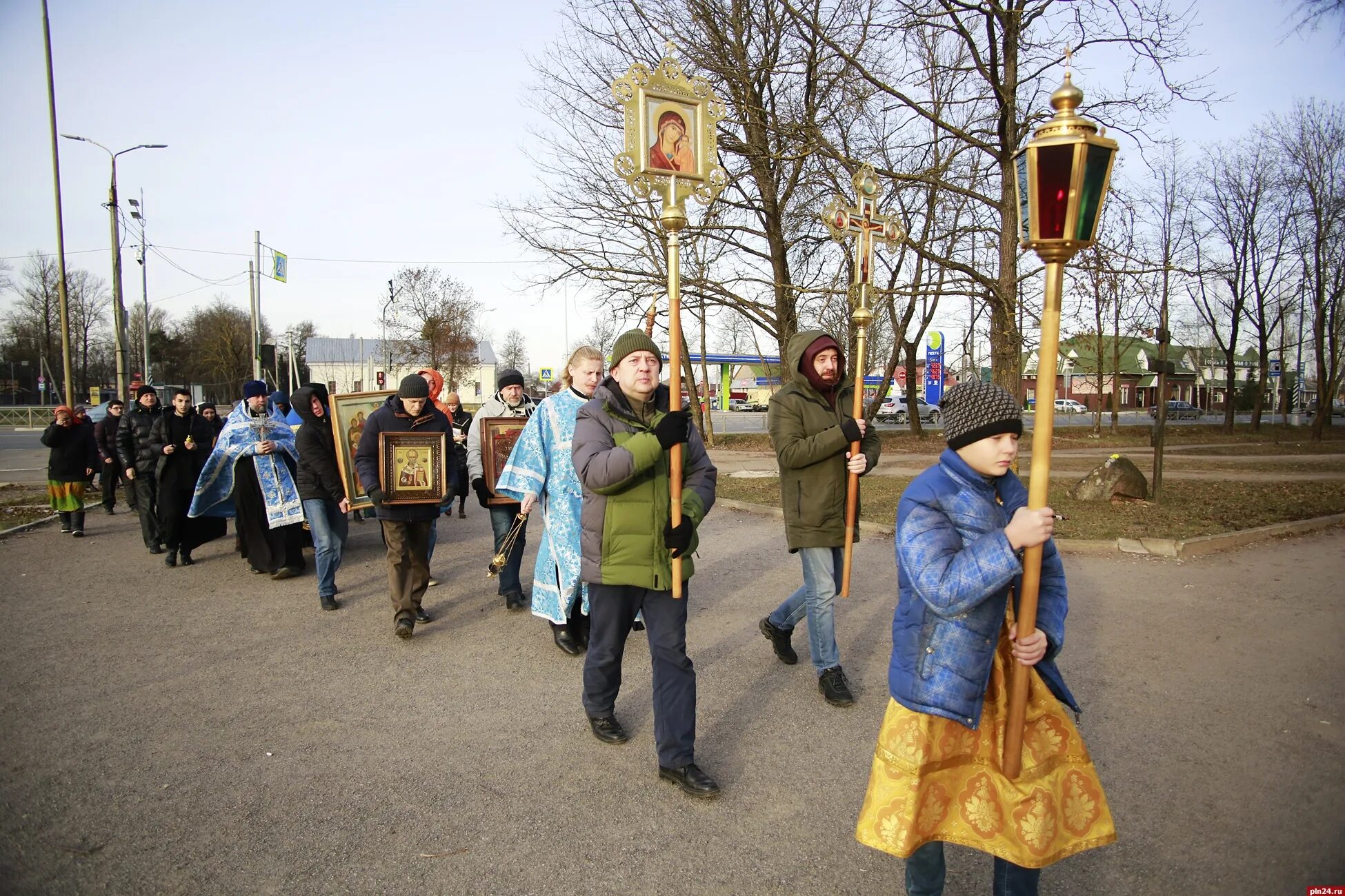 Крестный ход вокруг Псково Печерского монастыря. Крестный ход в Пскове. Защита Пскова крестный ход. Крестный ход вокруг храма.