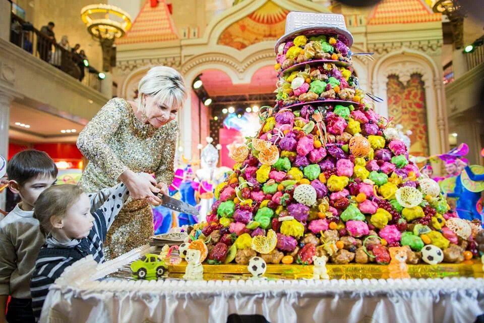 лубянка. цдм на лубянке карусель. лубянка подарки. цдм на лубянке елочные игрушки. лубянка подарки.