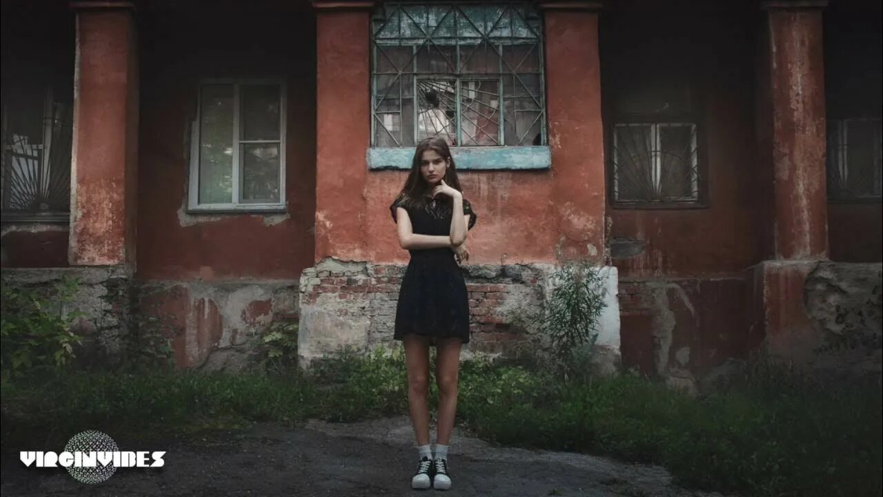 Моей девушки нет дома. Девочка дома. девушка возле дома. девушка и домик. девушка из домика 13.