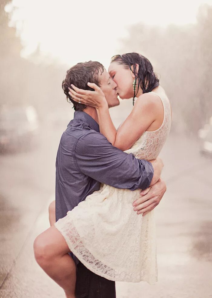 Пара дура. Романтичный поцелуй. Позы для романтической фотосессии. Красивый поцелуй. Романтическая любовь.