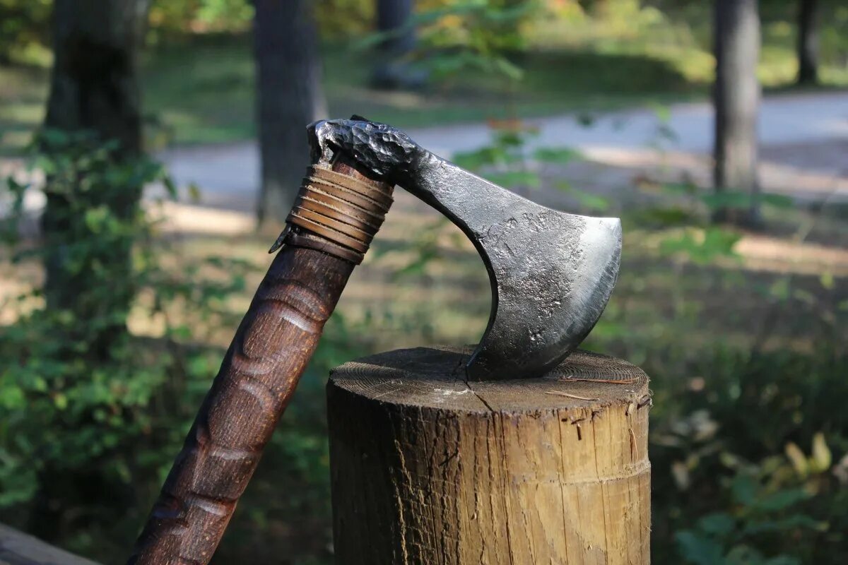 Топором окончание. Топор 19 века. Золотой топор в ламбер тайкун. Левый топор газ 330700. Топор викинга.