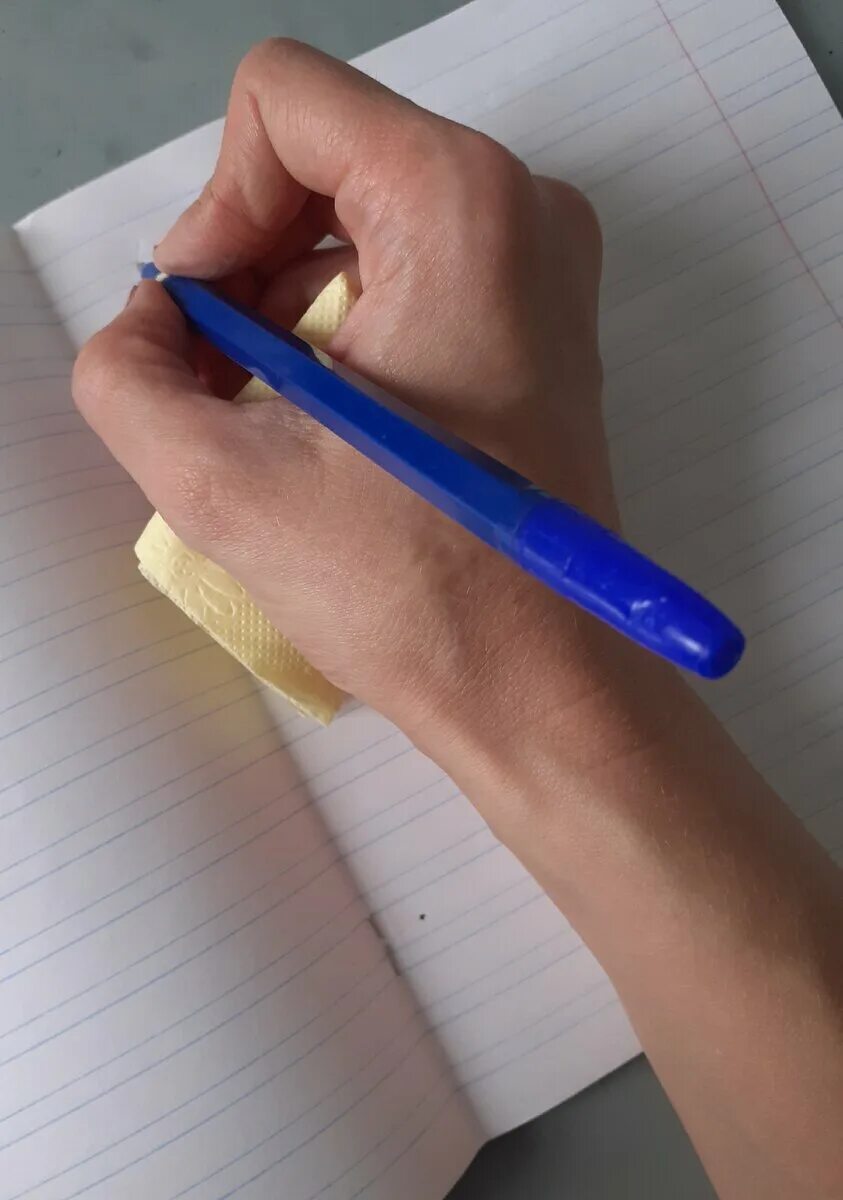 Правильно держать ручку с резинкой. Научить ребенка правильно держать ручку при письме. Правильно держать ручку. Как держать ручку. Постановка руки с помощью резинки.