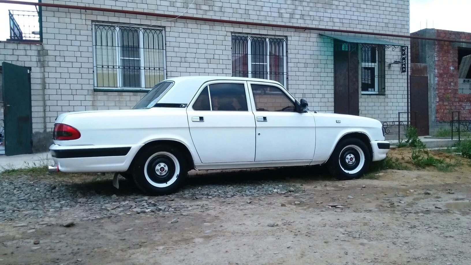Газ 3110 колеса. Шины для газ 3110. Газ 3110 запасное колесо. Газ 3110 шины. 3110 r15.