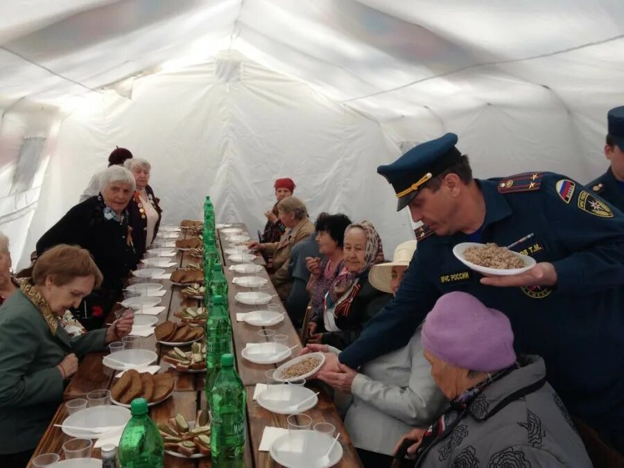 Пища в полевых условиях. Полевая кухня МЧС. Полевая кухня и ветераны. Кухня в полевых условиях. Полевая кухня армейская.