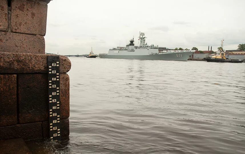 Набережная лейтенанта Шмидта спуск к воде у моста. Машина у воды на набережной СПБ. Пожар на набережной лейтенанта Шмидта. Forums h