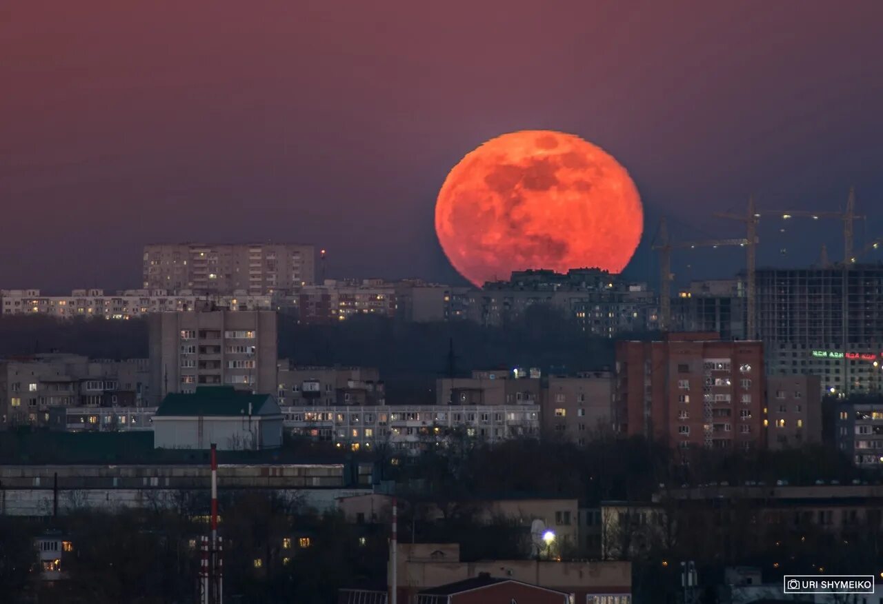 Луна в ростове. Суперлуние в 2021. Суперлуние Киров. Греция суперлуние. Полнолуние суперлуние, Кровавая Луна.