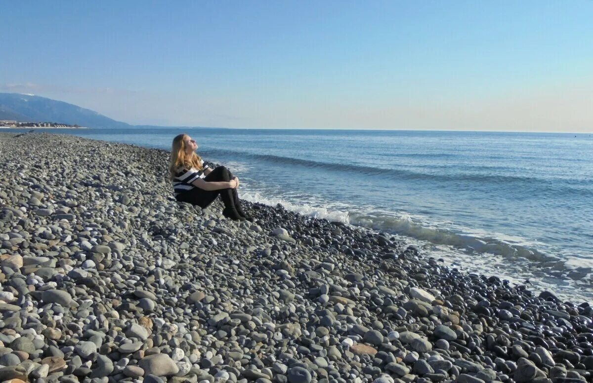 Опасно ли ехать в сочи. Море в Сочи в феврале. Сочи зимой море. Девушка в Сочи зимой. Фотосессия в Сочи зимой.