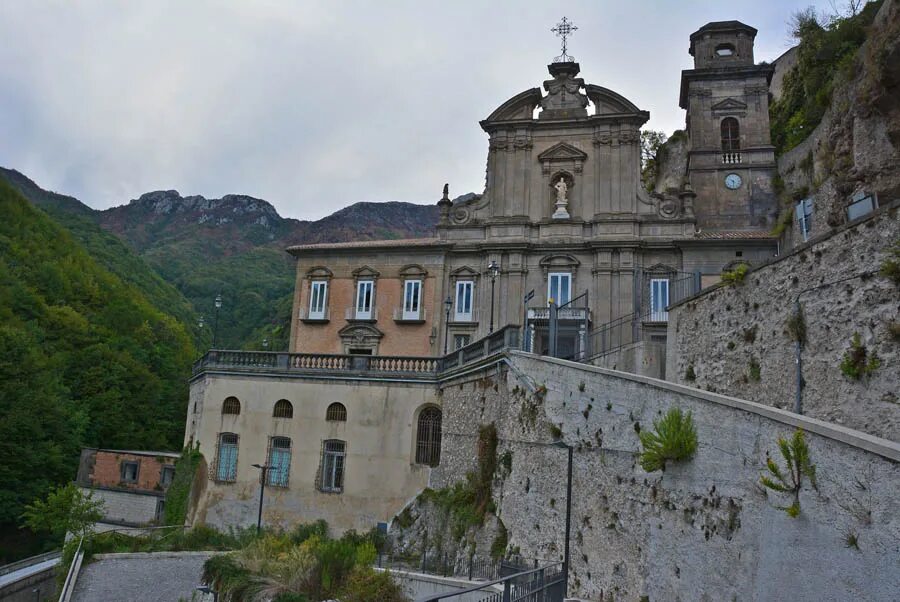 Монастырь святого луки. Монастырь Юсте Испания. Монастырь Святого Михаила Пьемонт. Монастырь св. Катерины (Италия, Варезе).