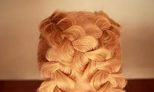 8 косою. Прически из кос. Косичка восьмерка. Прически в школу. Плетение кос восьмерка.