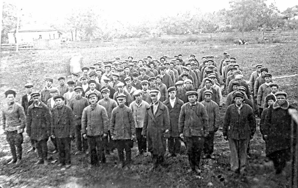 Мобилизация на фронт в 1941. Новобранцы ркка 1941. Призыв 1945 года. Призывники 1941. Фото солдаты идут на фронт 1941.