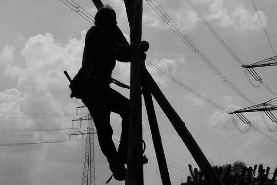 Женщину убило током. Женщину убило током. Электромонтер на столбе. Женщину убило током. Напряжение фото.
