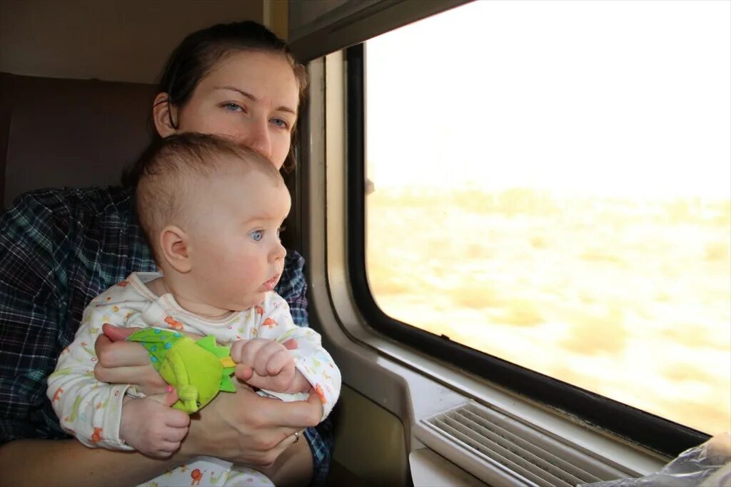 Поезда для детей. Мама с ребенком в поезде. Маленькие дети в поезде. Мама с ребенком в электричке.