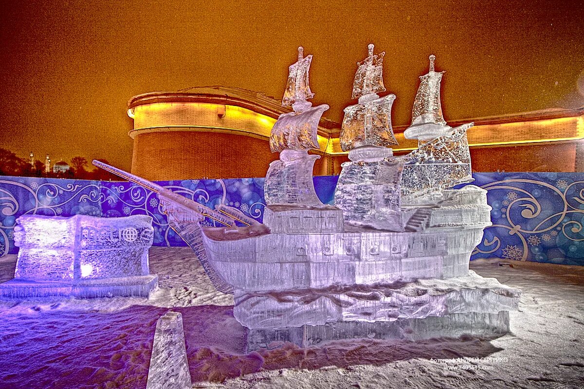 Фестиваль ледовых скульптур кроншлед. Петропавловская крепость пляж ледовые фигуры. Корабль изо льда. Ледяные скульптуры корабль.