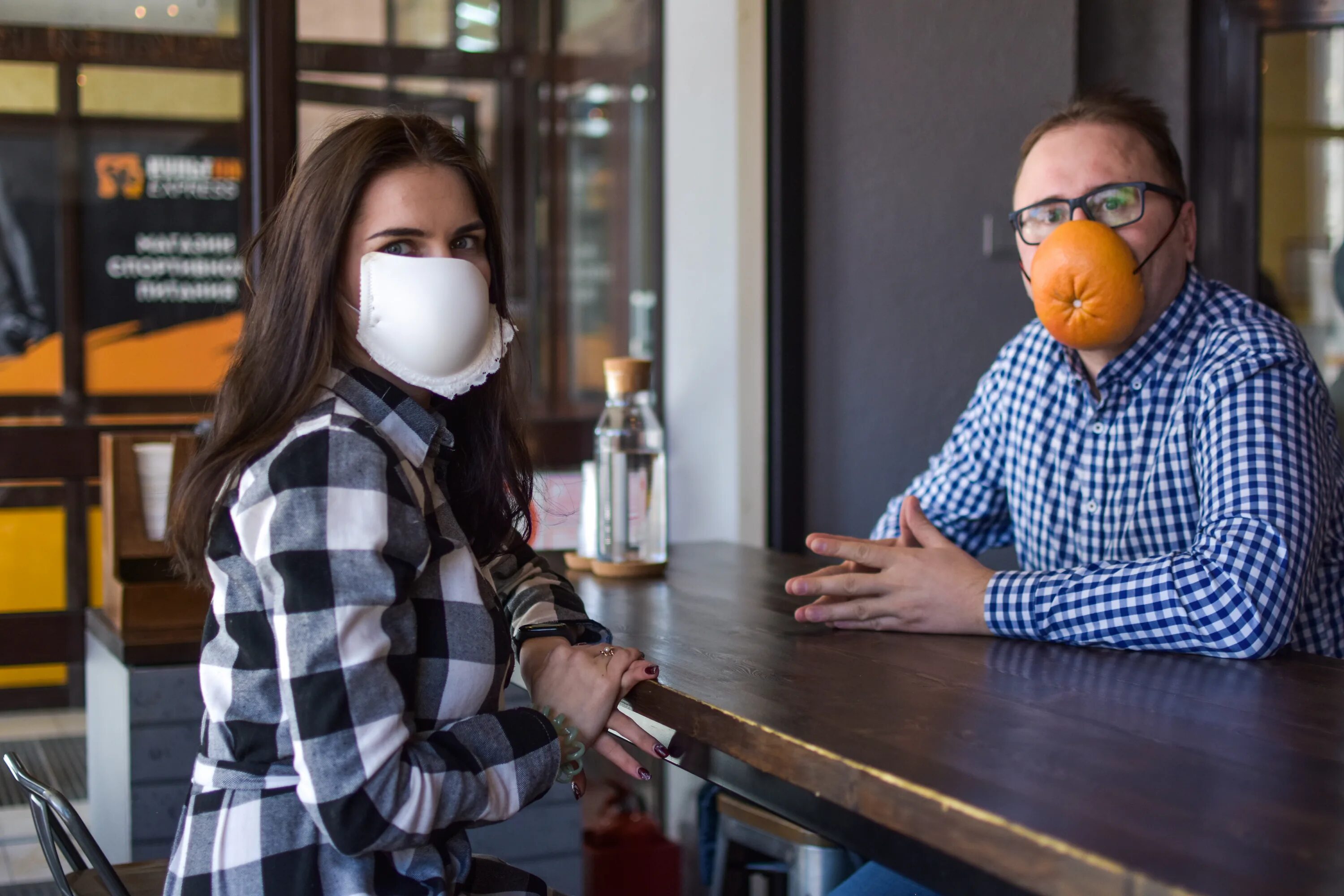 Люди едят в масках. Смешные медицинские маски. Люди в смешных масках. Свидание в маске. Маски в помещениях.