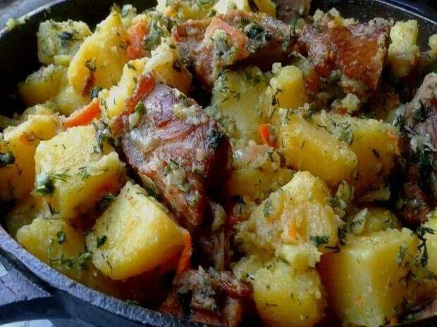 тушёная картошка с копчёными рёбрышками в кастрюле. тушеная картошка с копчеными ребрышками в кастрюле. тушеная картошка с копчеными ребрышками в кастрюле. картошка с копчеными ребрышками. фото жареная картошка с копчеными ребрышками.