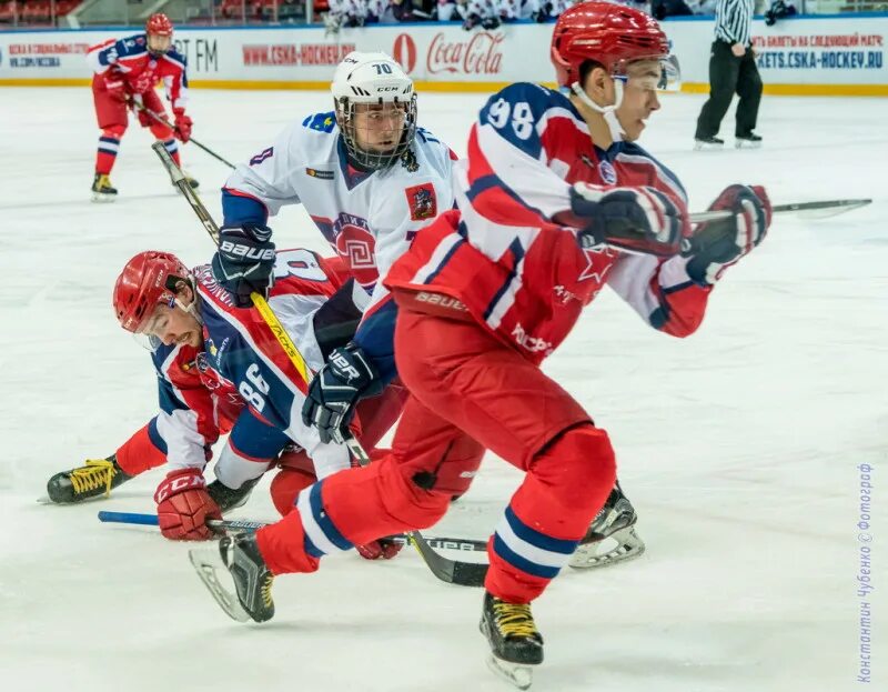 Спортбокс хоккей. Хоккеисты хоккей игра. Белый Лев хоккей. Хоккей мужчина настоящий. Песня в хоккей играют слушать