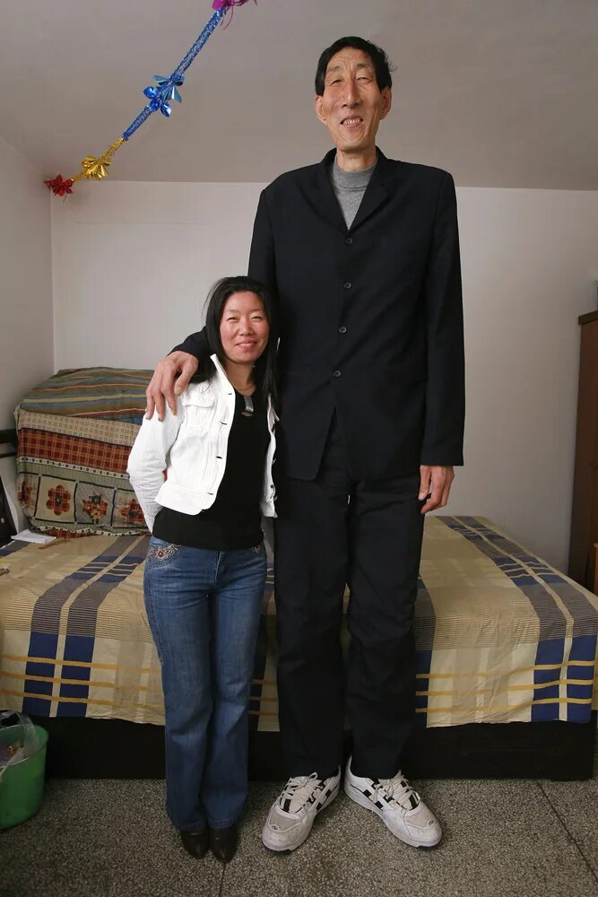 Tall person. Бао Сишунь рост. Самая высокая китаянка. Самый высокий китаец рост.