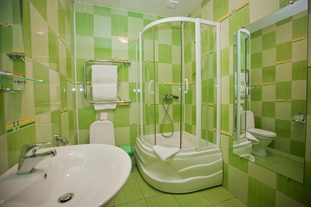 Ванная в зеленом цвете. Интерьер ванной комнаты. Ванная комната с душевой кабиной. Маленькая душевая комната.