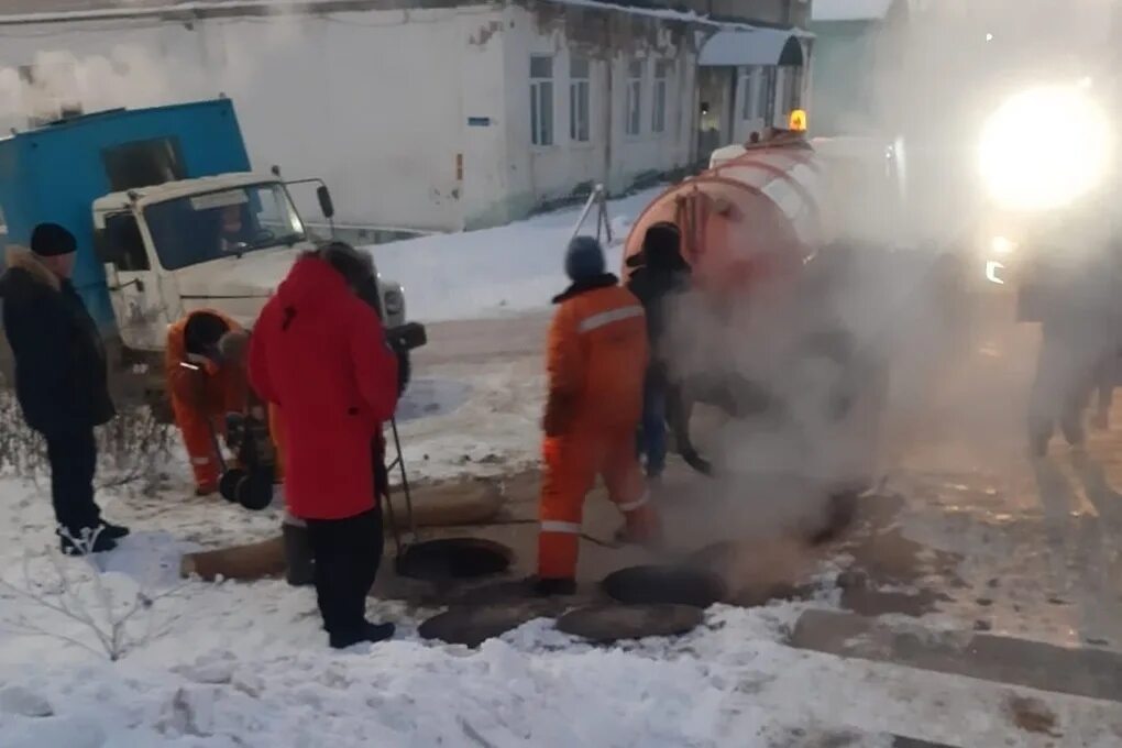 Прорыв теплотрассы омск. Фильм советский про многоквартирный дом с аварией на теплотрассе. Подмосковье аварии на теплотрассе. Авария на теплотрассе в москве. Подмосковье аварии на теплотрассе.