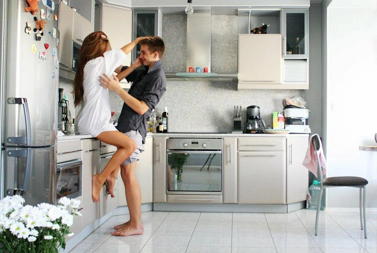 Мужчина и женщина на кухне. Красивая девушка на кухне. Парень и девушка на кухне. Влюбленные на кухне.