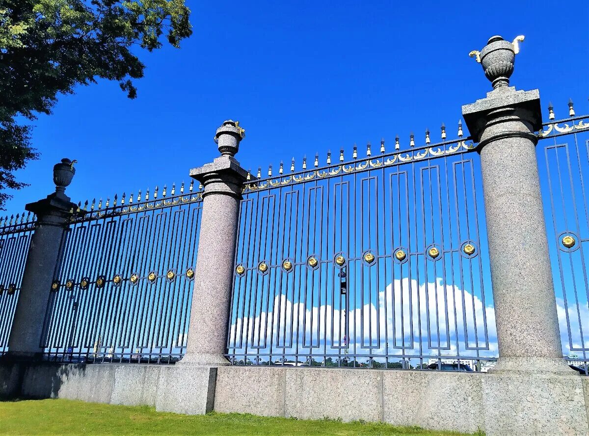 Летний сад в санкт-петербурге ограла. Ограда летнего сада. Ограда летнего. Невская ограда летнего сада. Ограда летнего сада в санкт-петербурге.