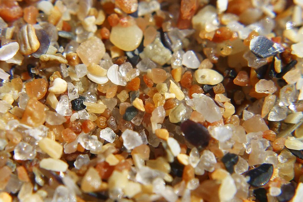 Маленькая песчинка. Кварц-полевошпатовый песок. Песок кварцевый окатанный песчинки. Песчинки песка под микроскопом. Речной песок под микроскопом.