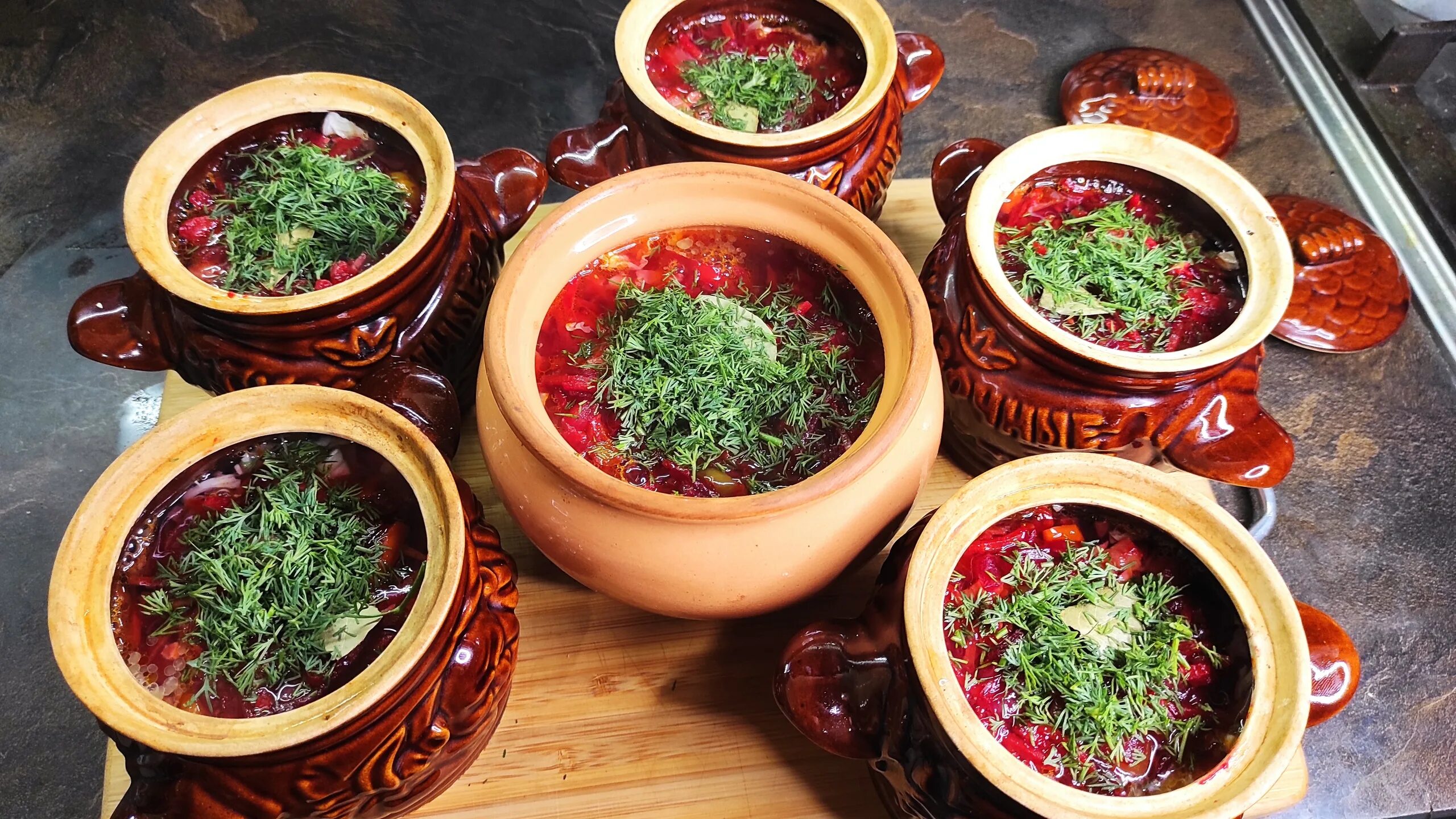 борщ в горшочке в духовке. говядина в горшочке в духовке. борщ в горшочке в духовке с крышкой. чанахи (грузинское национальное блюдо). чугунок с борщом.