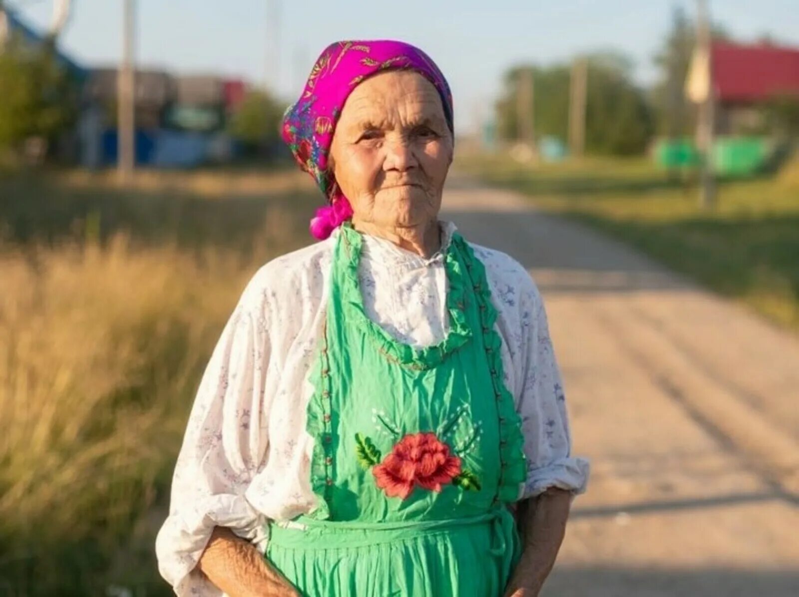 Бабушка село. Деревенская бабушка. Бабушка в деревне. 90 Летняя бабушка. 90 Летний бабушка деревенский.