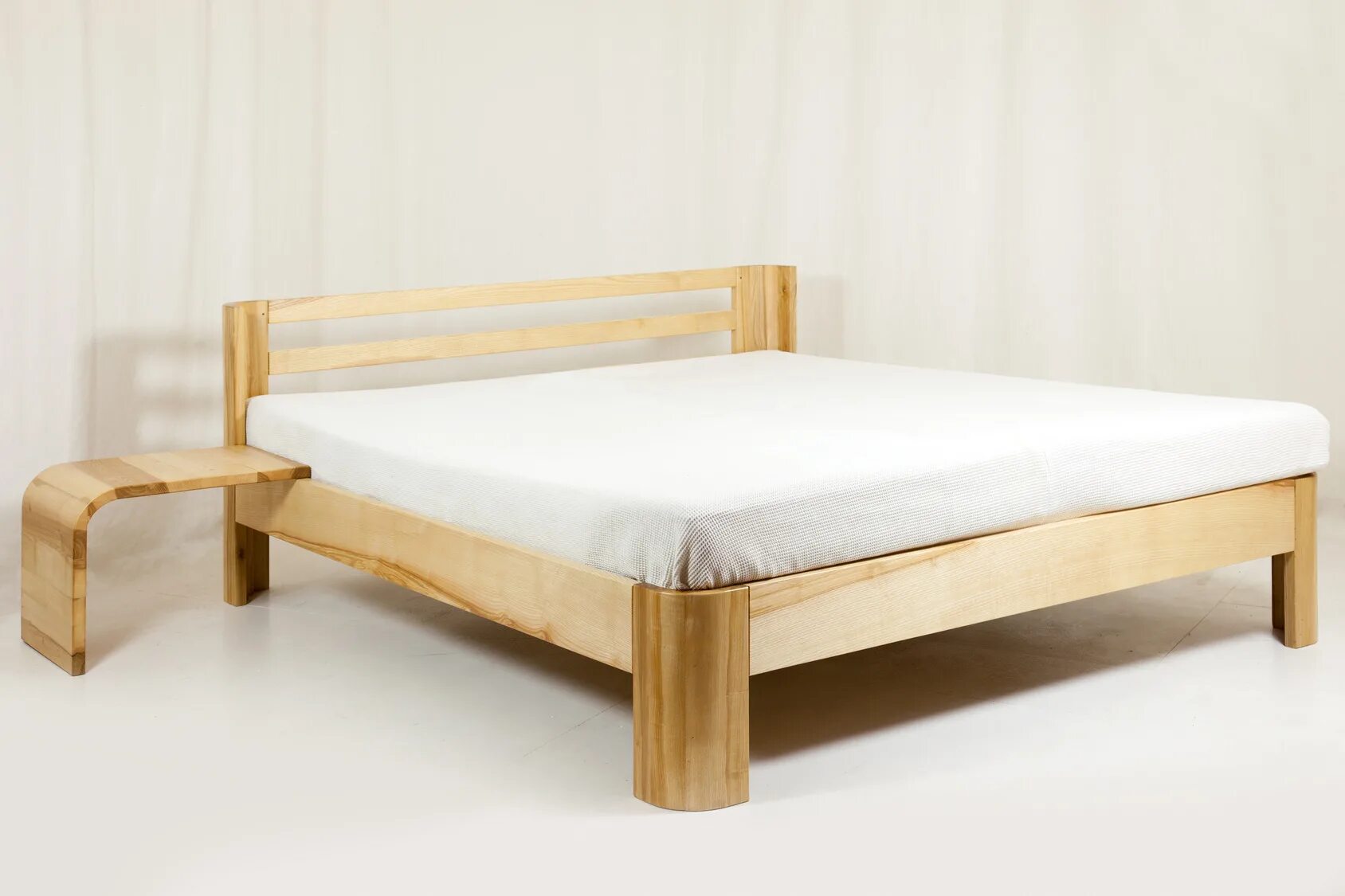 Скрип деревянных кроватей. Деревянная кровать на толстых ножках. Ножки для кровати из дерева. Белая деревянная кровать на ножках. Кровать с ножками светлое дерево.