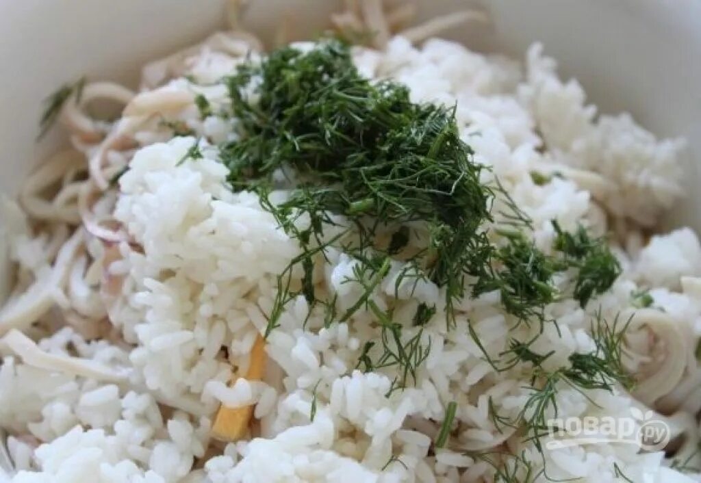 Салат с кальмарами луком и рисом. Рис с кальмарами рецепт. Салат из кальмаров с рисом. Салат с кальмарами и яйцом и луком. Салат из кальмаров с рисом.