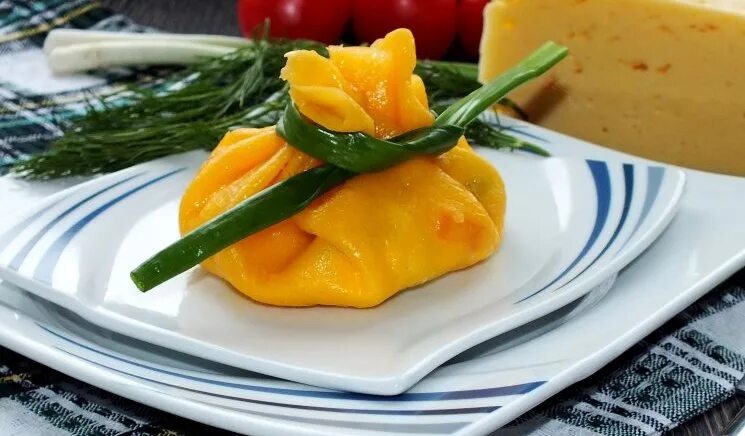 Салат мешочек счастья рецепт. Салат в мешочках. Блины мешочки с начинкой. Салат в мешках. Салат мешочек удовольствия рецепт с фото.