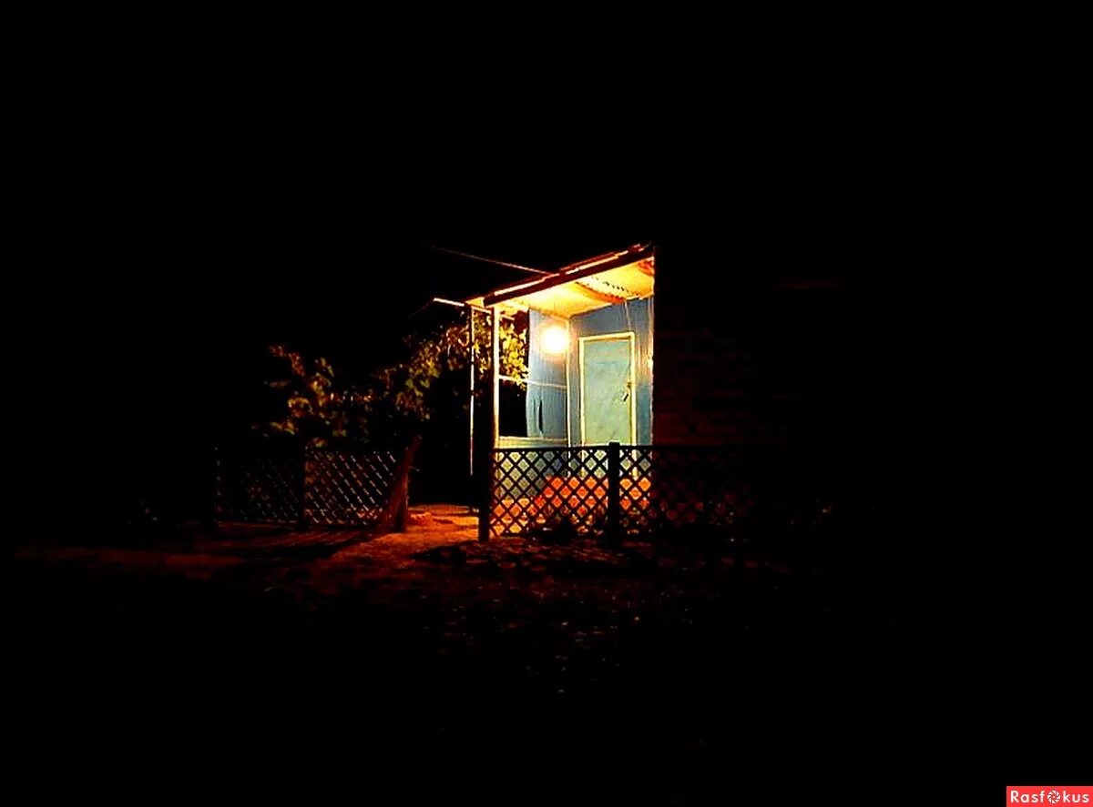 одинокий дом. дом с крыльцом ночью. ночь крыльцо фонарь. зимний вечер в деревне. двор ночью.