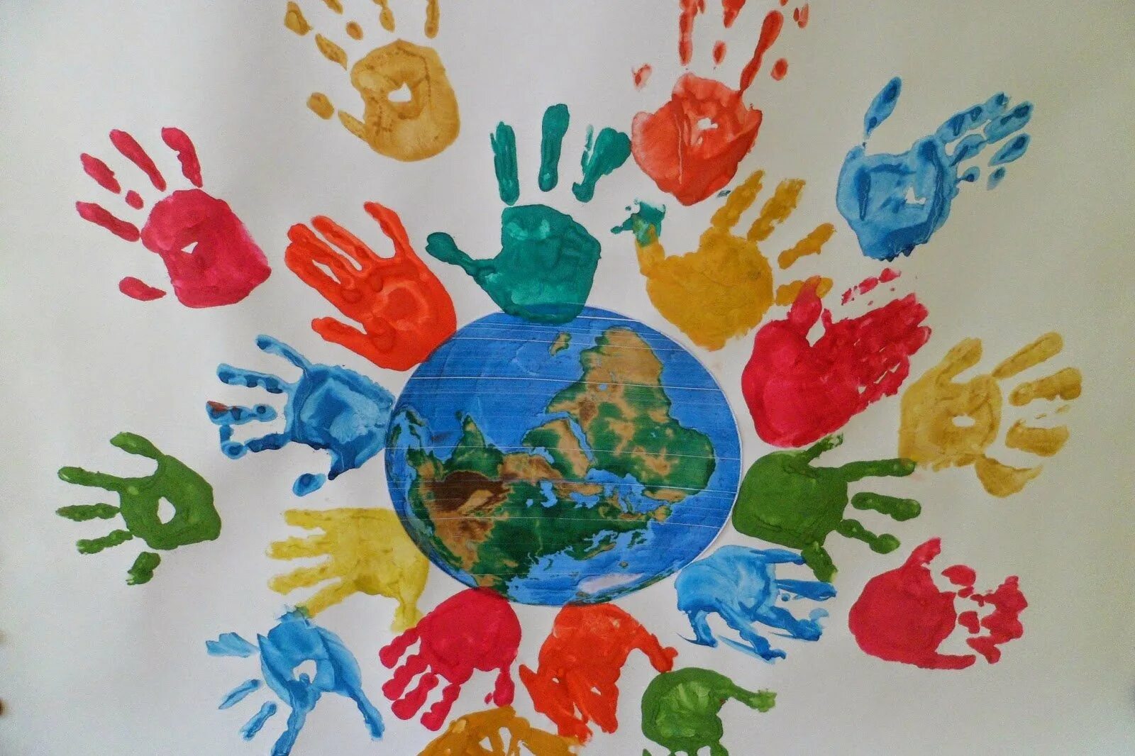 Коллективный рисунок. Рисование в детском саду на тему день земли. Рисование день защиты детей. Рисование на тему день защиты детей.