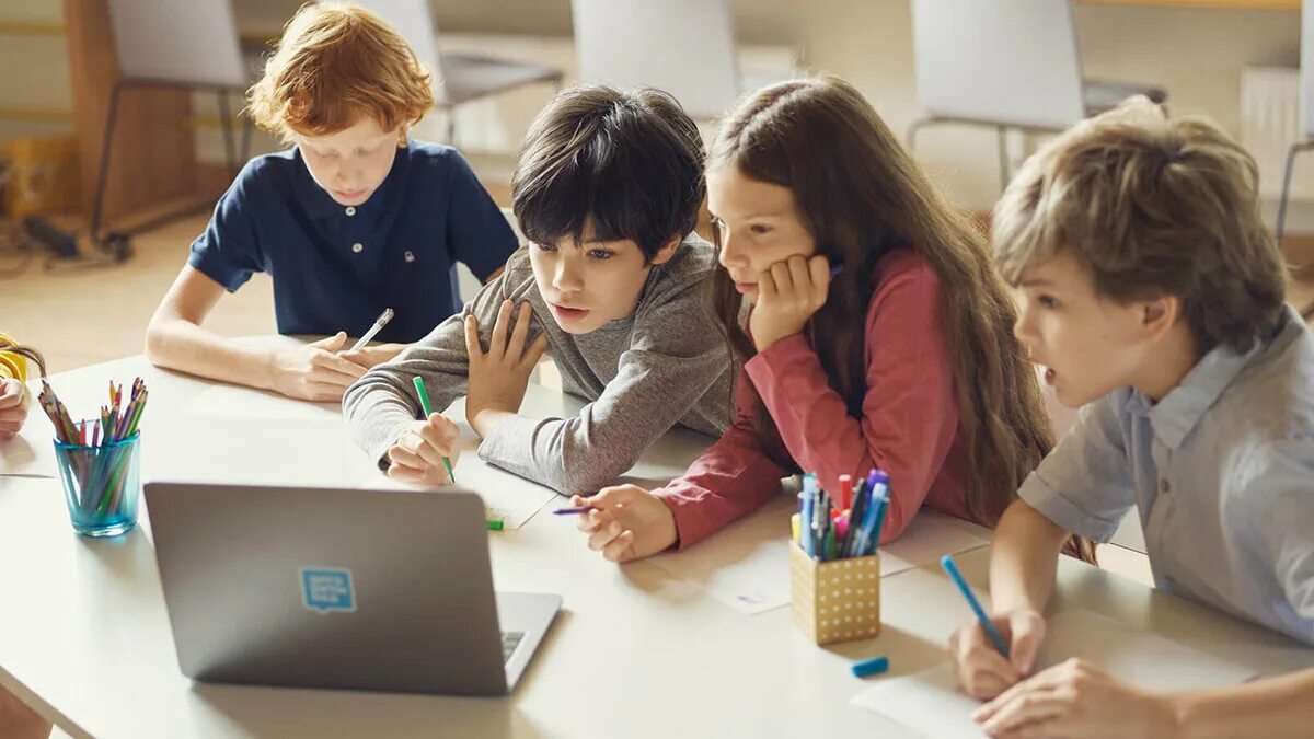 Школьная интернет группа. Школа. It для школьников. Дети занимаются программированием. Программирование для детей.