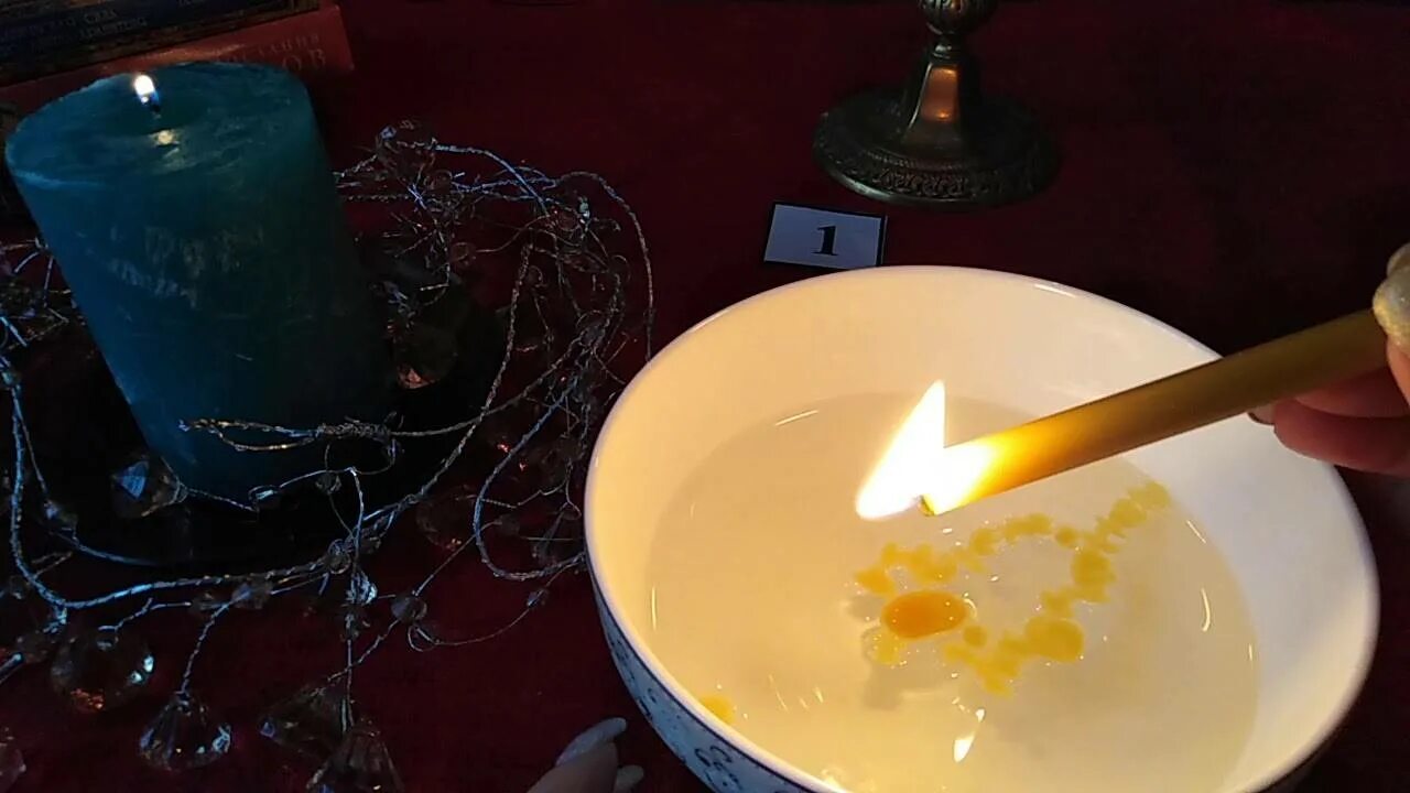 Святочные гадания на воске. Марго выливание воском. Гадания на воске. Отливка воском свечи. Магия и гадания отливки на воск.