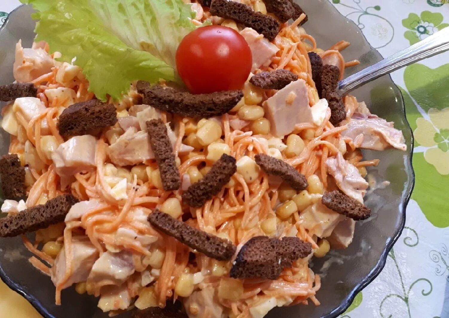 салаты с копчен окорочком. салат с копчёной курицай. салат мясной с курицей. салат из копченого окорочка. салаты с копчен окорочком.