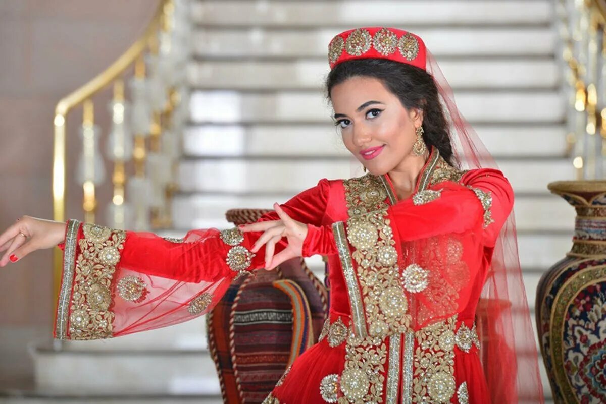Азейбарджан национальный костюм. Азербайджанской национальный костюм Сюник. Национальный костюм азарбайчан. Азербайджанский национальный костюм женский.