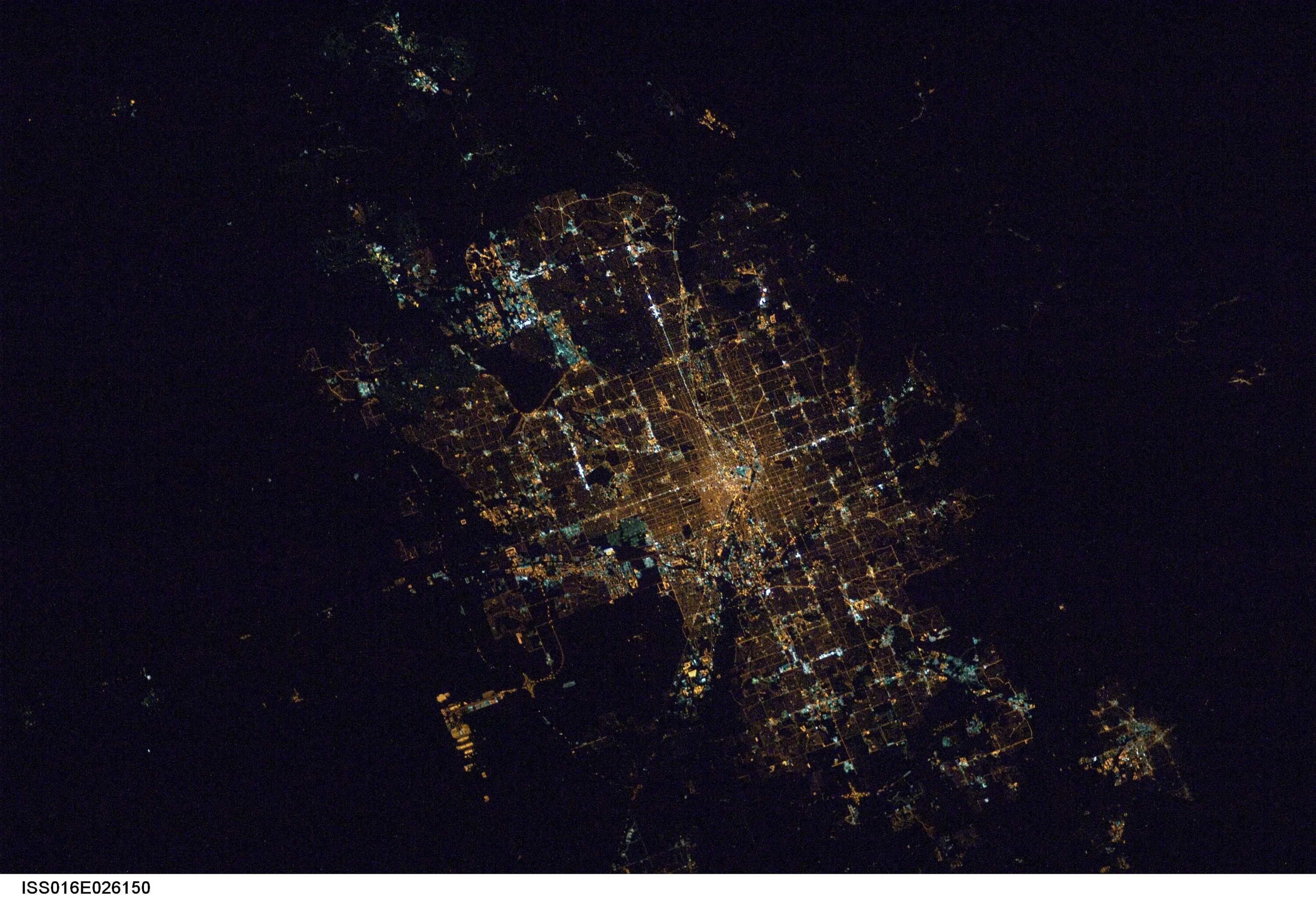Обои реальном времени. Ночной город со спутника снимок со спутника. Вид Самарской области из космоса +ночью +2022. Снимки со спутника Европы ночью 2022. Европа из космоса ночью.