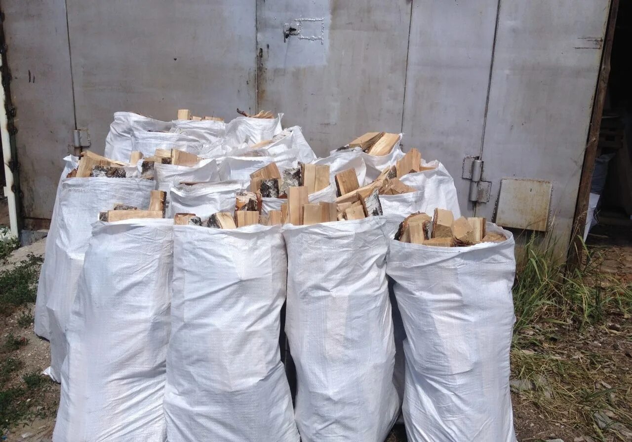 Дрова в мешках береза. Дрова в мешках. Дрова в мешках. Дрова сосна в мешках. Дрова берёза колотые в мешках.