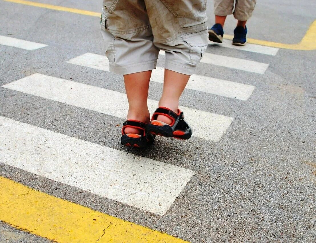 Ту у дорога дети. Дети на дороге. Дети пешеходы. Пешеходный переход для детей. Ребёнокперехожит дорогу.