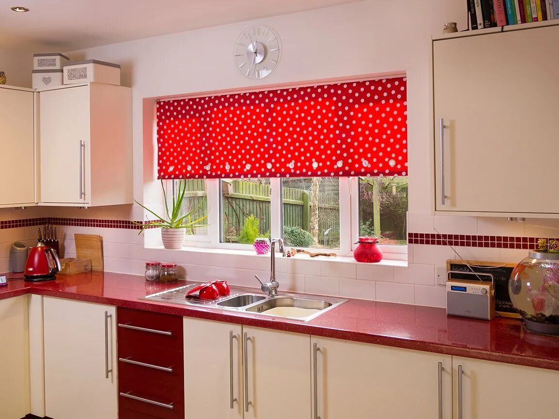 Какой цвет штор на кухню. Рулонные шторы на кухню. Кухонное окно. Занавески жалюзи на кухню. Ролл шторы на кухню.