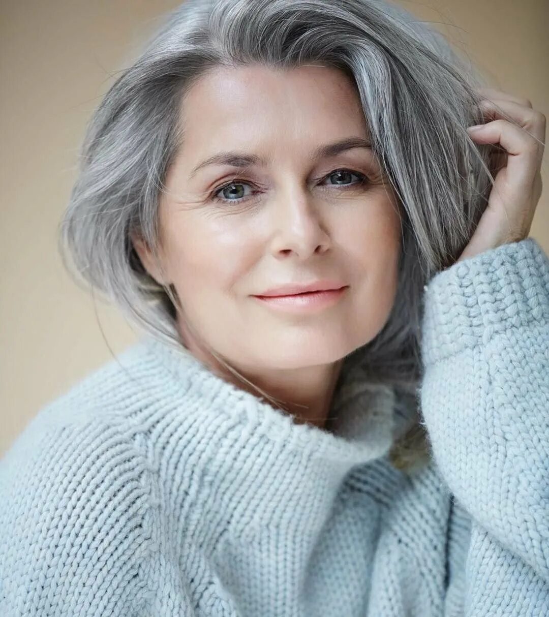 Седые волосы 40 лет. Дафна Хикс Grey hair. Седина Майерс.