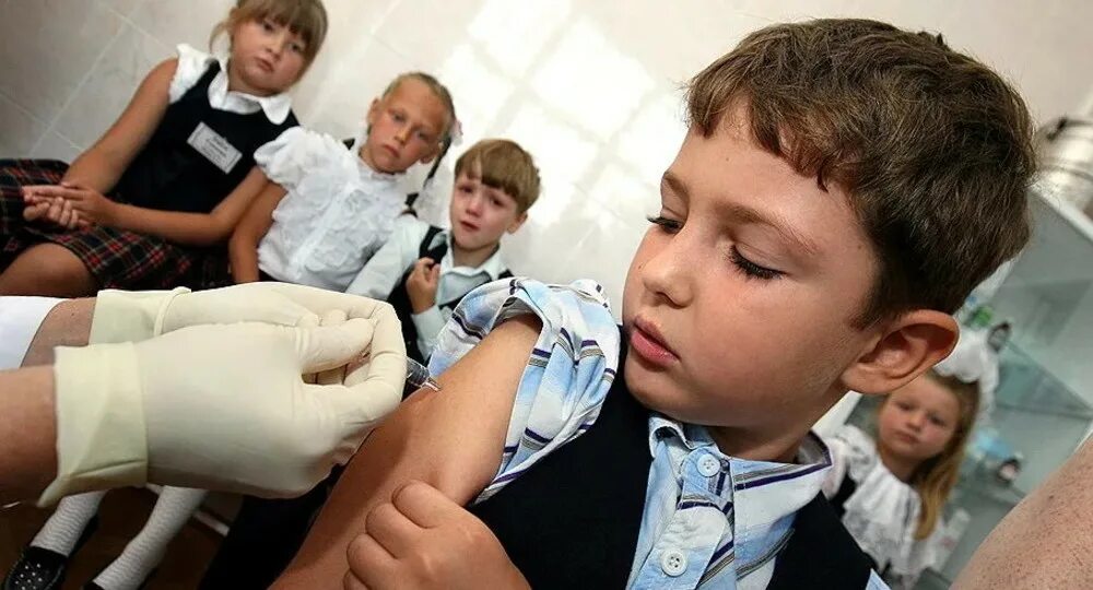 Иммунизация детей. Вакцинирование детей в школах. Без каких прививок не берут в детский сад. Дети без прививок какие. Детская вакцинация.